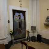 Non � per� l�unica chicca �tecnologica� che caratterizza il luogo. Ad esempio a sinistra del portone d�ingresso, quello che sembra un normale dipinto di San Giovanni Battista...